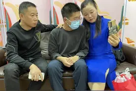 孙海洋一家开心去春游，孙卓情绪低落，疑似手上夹着烟图片