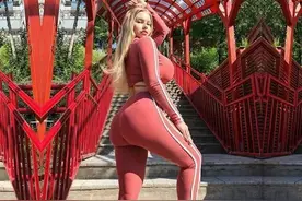 俄罗斯美女钟情深蹲健身，丰满身材曲线堪比卡戴珊图片