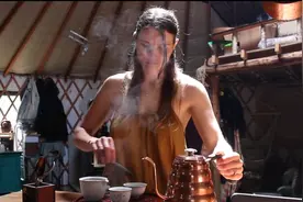 加拿大夫妻逃离城市，住进森林生活3年时间，都在干什么？图片