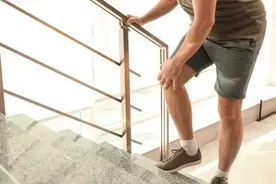 爬楼梯膝盖疼的人，你的这块骨头可能「软化」了图片