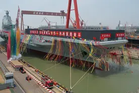 终于来了！国产003航母正式下水，中国海军里程碑式的重大进展图片