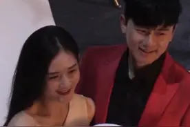 张杰谢娜搂腰甜蜜拍广告！三个女儿现身陪伴，小咘芽脑袋像极爸爸图片