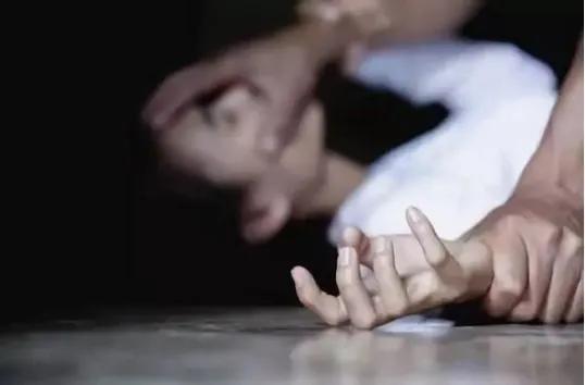 25岁女子激烈抵抗强奸，致男子下体折断失血而死！判三年赔偿8万
