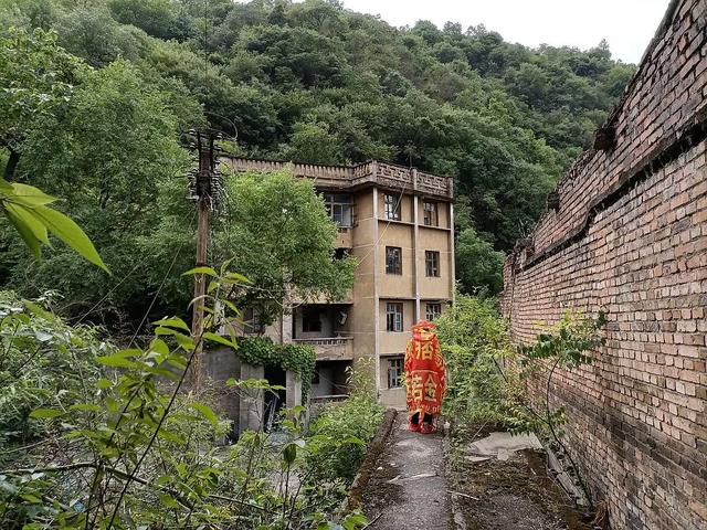 探索四川废弃监狱，发现自由的可贵