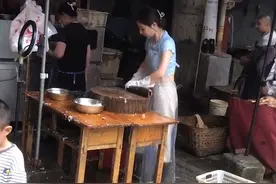 四川一女子卖鱼高颜值走红，网友特意前往打卡，原相机输出也惊艳图片