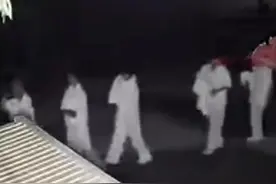 凌晨4点，50余人穿白衣列队行走，官方回应图片