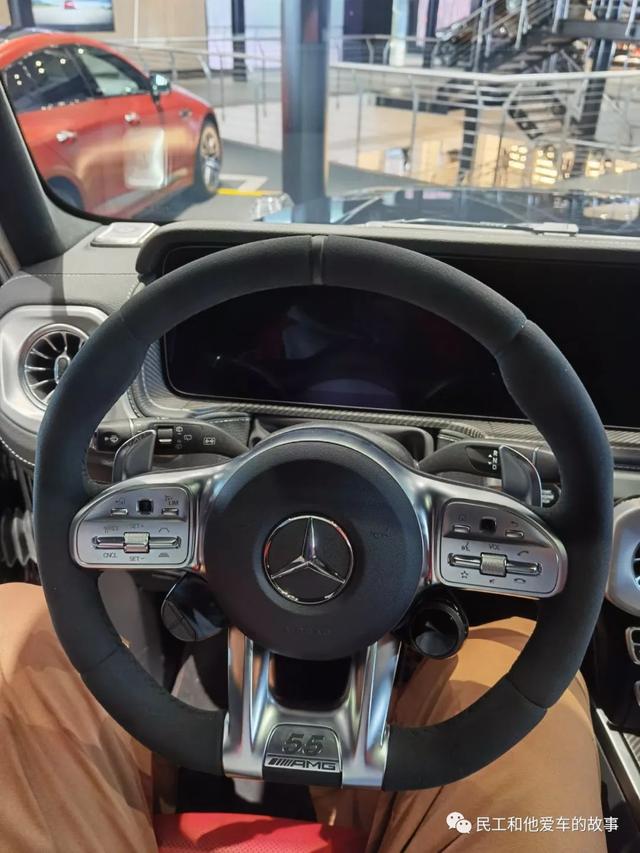 55周年的AMG G55售价要300多万，热辣的红内有点闷骚。