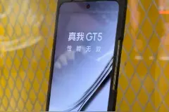realme真我GT 5真机曝光：1.5K柔性直屏，无塑料支架图片