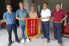 广东河源市胡氏宗亲会爱心救助，患者家属赠送锦旗感恩致谢图片