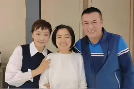 53岁张嘉译携老婆罕露面！红光满面肚腩突出，王海燕仍肤白迷人图片