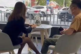 男子去买车，被美女销售的高跟鞋踩住脚，一动不动听人介绍半小时图片