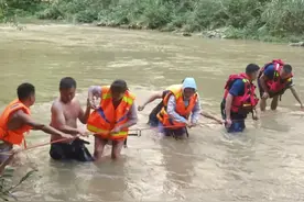 【警徽闪耀抗洪防汛一线】贵州贵阳：搭一条激流上的“生命线”，救出9名被困人员图片