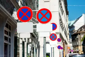 盘点禁止停车的标志和标线，开车上路一定要认识，减少处罚图片