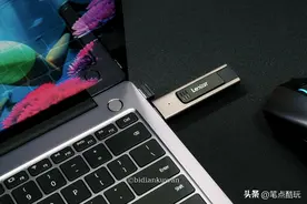 U盘扛霸子，读速稳超400MB/s！一百块买128G，雷克沙M900大杀四方图片