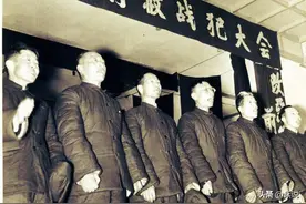 被俘师长讨好陈赓，抢着说：我家是贫农，陈毅在我家住过图片