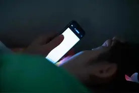 关灯看手机危害到底有多大？图片