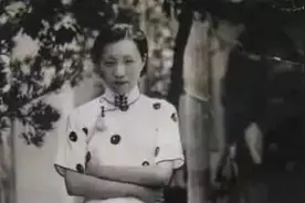 盛佩玉：丈夫出轨她愤然离家，晚年公交车上重逢，掏出俩肉包送他图片