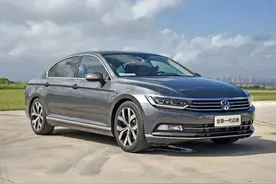 凯美瑞比迈腾重30kg，为何大家都说丰田皮薄车轻，迈腾厚实稳重？图片