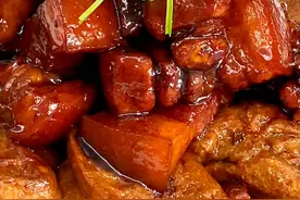 红烧肉烧素鸡，关键点怎么做了素鸡不散，要吸收肉的汤汁这...图片
