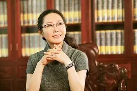 丈夫2008年为汶川捐款1亿元，病逝后，妻子身价百亿接力做慈善图片