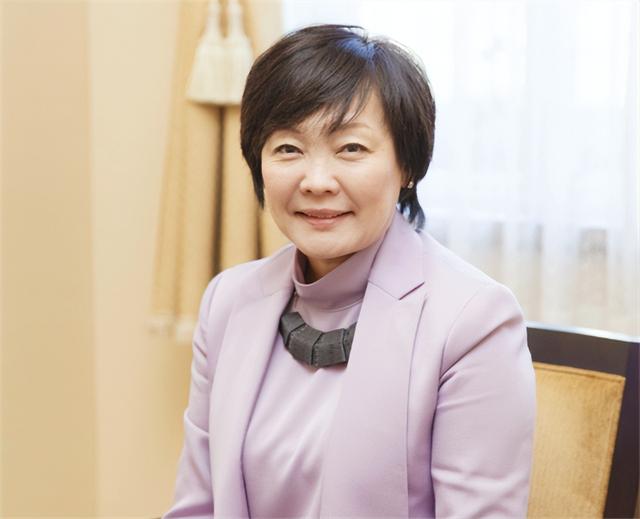 日本第一夫人安倍昭惠,一生无子,还酗酒,安倍为何独宠她35年?