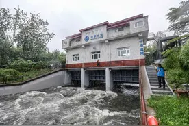 北京多条河流或发生超警以上洪水！仍有市民进入河道钓鱼图片