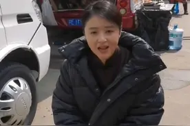 蒋欣片场毫不在意形象，跨坐凳子上抖腿，头发略微凌乱巴掌脸精致图片