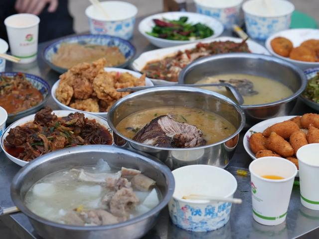 男子中缅边境旅游被邀请参加杀猪宴