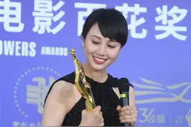 脖子打入6根钢钉1根钢条，依旧要演戏，袁泉的坚守打了多少人的脸图片