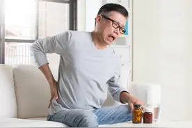 男人经常腰痛，可能与4种疾病有关，不妨了解一下图片