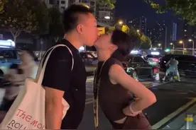 京圈贵妇晚晚长沙游玩，富豪老公为其剥虾一脸宠溺，二人当街热吻图片