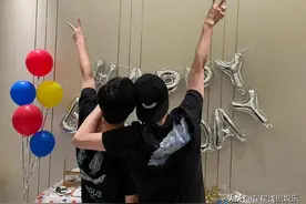 朱桢晒与薛之谦背影，比剪刀手凑成数字4，疑似为薛之谦儿子庆生图片