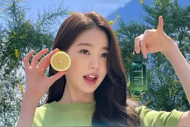 手拿柠檬，表情可爱，18岁女星张元英晒美照，带走酷暑的清爽感图片