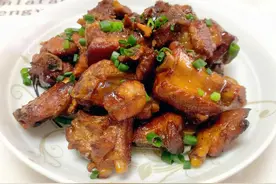 这才是红烧排骨的正确做法，步骤详细，颜色红润不发黑，软烂脱骨图片