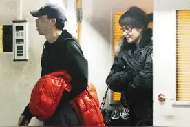著名美女主持人：曾和冯小刚夜宿8小时，富豪为她打架，至今未婚图片
