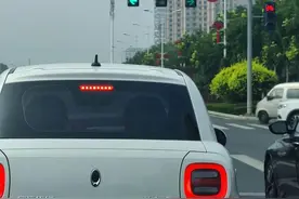 “新版”红绿灯怎么看？车主：副驾先行？交警：再说一次图片