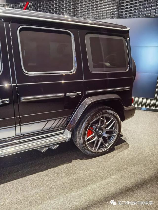 55周年的AMG G55售价要300多万，热辣的红内有点闷骚。
