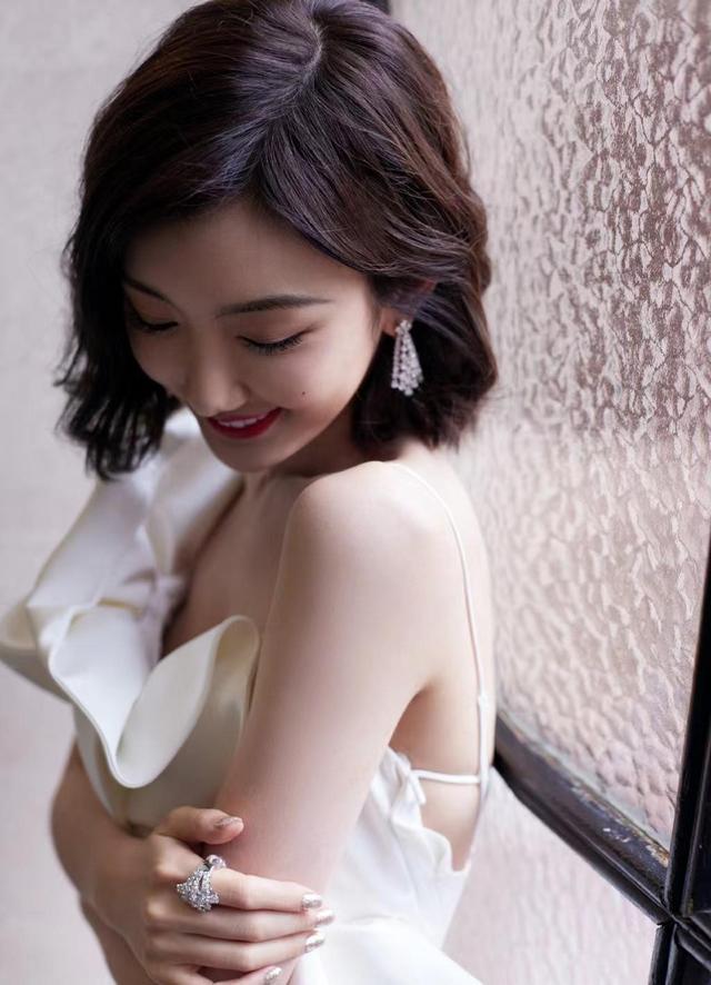 "毛晓彤"个子虽不高却很有气场,穿白裙配短发亮相,女人味十足