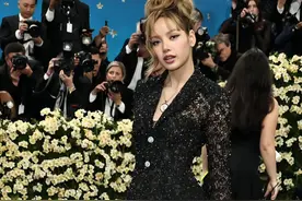 纽约这天，jennie黑裙惊艳，lisa单穿内裤，被国泰民安的刘雯抢镜图片