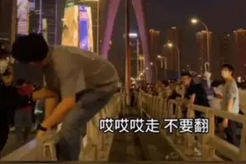 重庆，男子翻越千厮门大桥栏杆，被阻止后引发不满骂民警图片