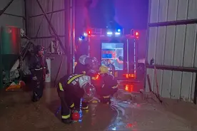 强降雨致通辽多地积水 消防紧急救援图片