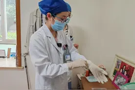 高温下，她上门为居民换药图片