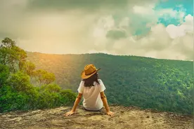 钱钟书：大雨过后，抬头看天图片