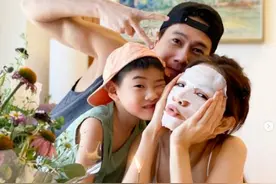 Ella晒全家福庆祝41岁生日，被老公儿子左右夹吻，一家三口超幸福图片