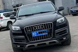 大哥当年100万买的奥迪Q7，现在只能卖10万，含泪坚持翻新继续开图片