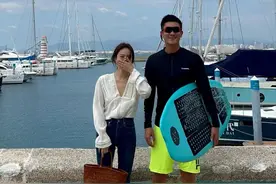 杜江现身三亚冲浪，与两位异性开心合影，霍思燕独自在京约会好友图片