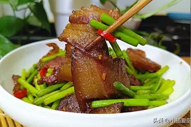 四川腊肉炒蒜苔，牢记这几个步骤，腊肉软糯不咸，蒜苔脆嫩入味图片
