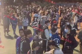 辽宁一女大学生表白怯场，喊全校同学助力，结果：烽火戏“猪猴”图片