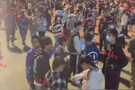 辽宁一女大学生表白怯场，喊全校同学助力，结果：烽火戏“猪猴”图片