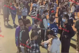 辽宁一女大学生表白怯场，喊全校同学助力，结果：烽火戏“猪猴”图片